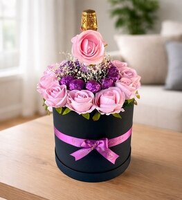 Kutuda Pembe Güller Çikolatalar Aromalı İçecek