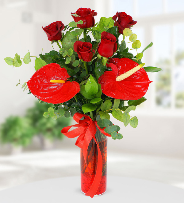 Vazoda Kırmızı Antoryum ve Güller
