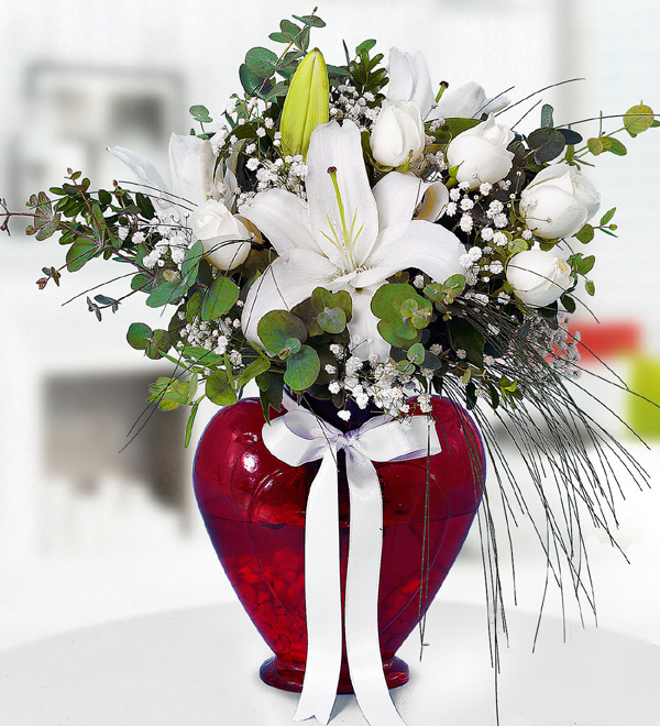 Kalpli Vazoda Beyaz Güller ve Lilyum