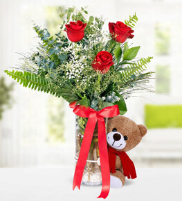Vazoda 3 K�rm�z� G�l ve Ay�c�k